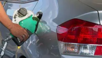 Litro da gasolina deve ficar R$ 0,81 mais barato nos postos do ES, diz governador  