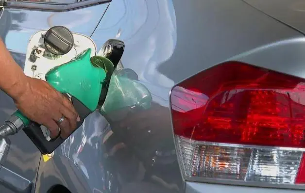 Litro da gasolina deve ficar R$ 0,81 mais barato nos postos do ES, diz governador  
