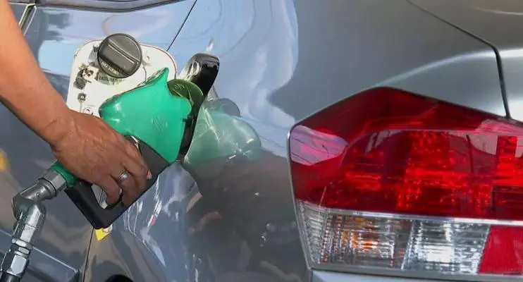Litro da gasolina deve ficar R$ 0,81 mais barato nos postos do ES, diz governador  