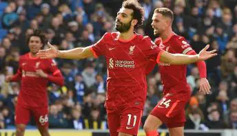 Liverpool sofre em casa, vence o Everton e segue na cola do City no Inglês