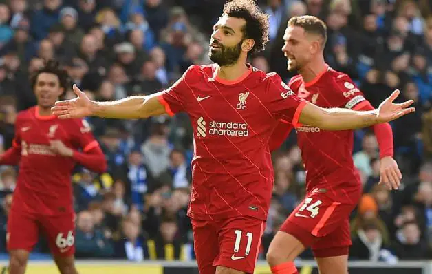 Liverpool sofre em casa, vence o Everton e segue na cola do City no Inglês