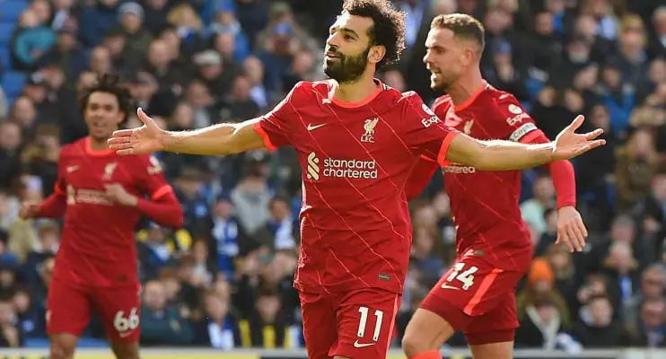 Liverpool sofre em casa, vence o Everton e segue na cola do City no Inglês