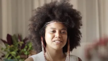 Livro de poemas ‘Encaracoladas’ marca estreia literária de Luiza Vitorio
