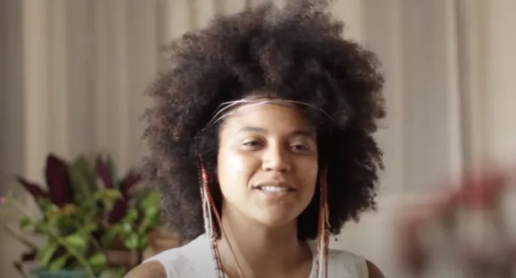 Livro de poemas ‘Encaracoladas’ marca estreia literária de Luiza Vitorio
