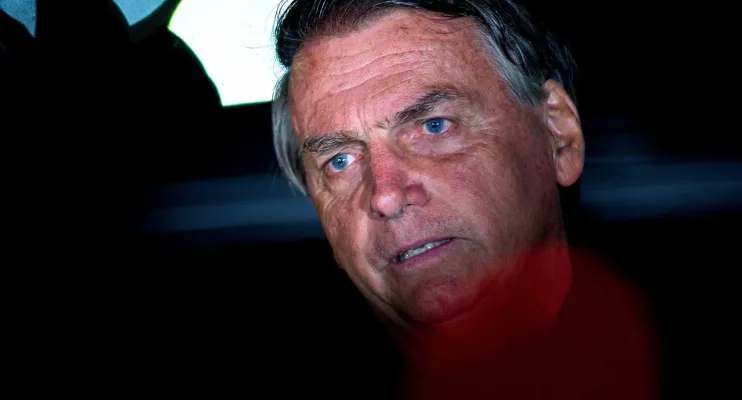 Lula: 'Bolsonaro se trancou dentro de casa para ficar preparando golpe'
