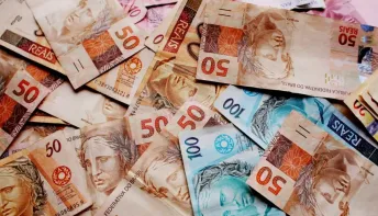 Lula assina decreto que eleva salário mínimo para R$ 1.621