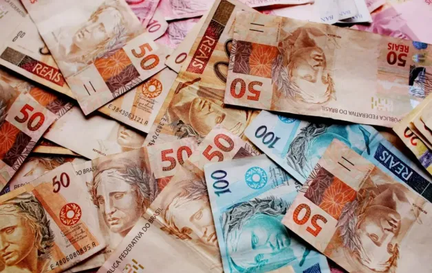 Lula assina decreto que eleva salário mínimo para R$ 1.621