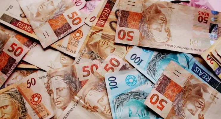 Lula assina decreto que eleva salário mínimo para R$ 1.621