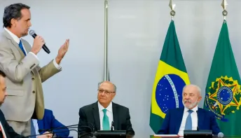 Lula assina MP e zera "taxa das blusinhas"