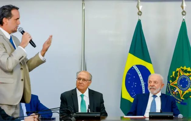 Lula assina MP e zera "taxa das blusinhas"