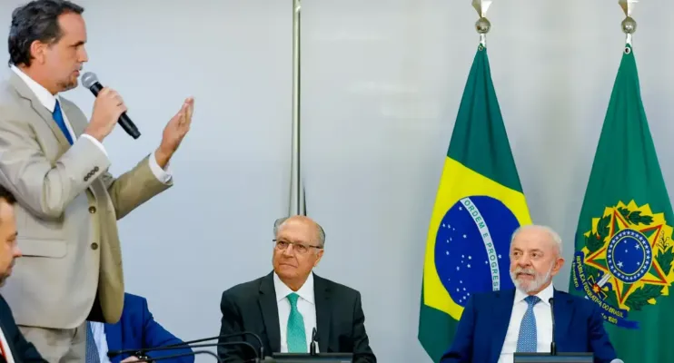 Lula assina MP e zera "taxa das blusinhas"