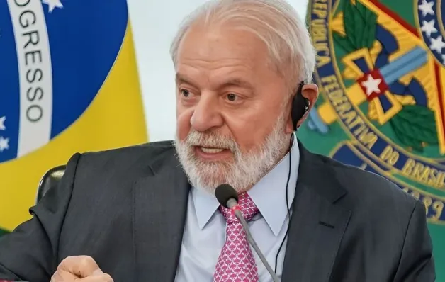Lula assina taxação de compras de até  US$ 50 do exterior
