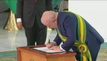 Lula manda revogar processos de privatização de oito estatais iniciados por Bolsonaro