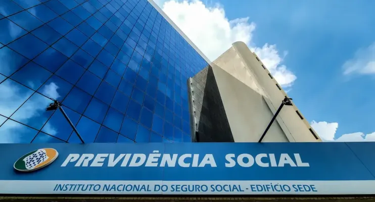 Lula sanciona lei que proíbe desconto de associações em benefícios do INSS