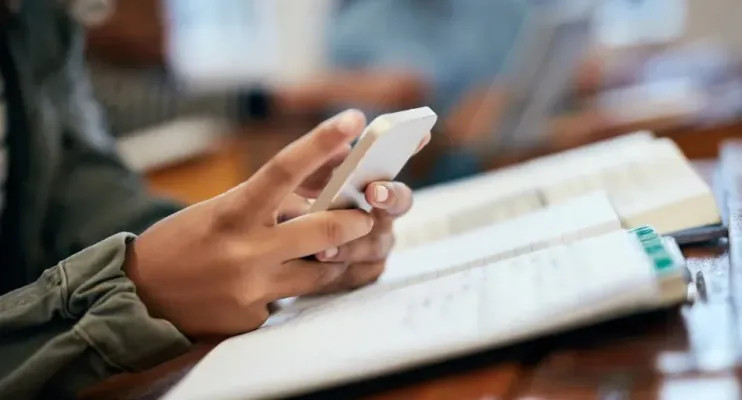 Lula sanciona lei que proíbe uso de celular em escola pública e particular