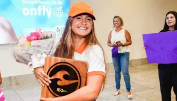 Luna Hardman chega a Vitória após conquista do bicampeonato mundial de bodyboarding