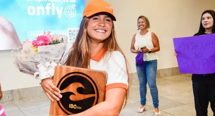 Luna Hardman chega a Vitória após conquista do bicampeonato mundial de bodyboarding