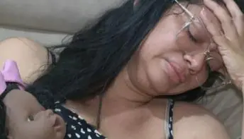 Mãe chora ao relatar morte da filha de 6 anos em reação de PM a assalto: 'por que ele reagiu por um celular?'  