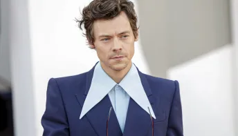 Mãe de Harry Styles censura fãs do cantor que criticam o seu novo visual