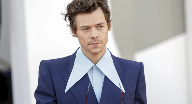 Mãe de Harry Styles censura fãs do cantor que criticam o seu novo visual