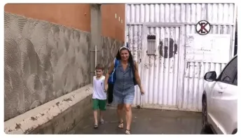  Mãe passa o dia dentro da sala de aula com o filho por falta de cuidadores em escolas