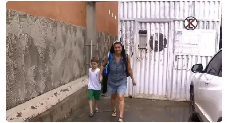  Mãe passa o dia dentro da sala de aula com o filho por falta de cuidadores em escolas