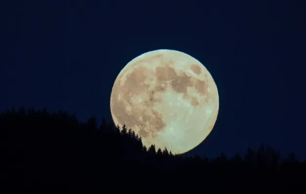 Maior superlua de 2025 ilumina o céu nesta quarta-feira