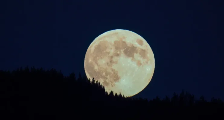 Maior superlua de 2025 ilumina o céu nesta quarta-feira