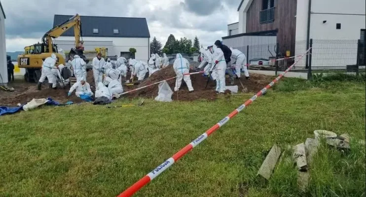 Mais de 30 fetos são achados em jardim de médica; ela não tinha antecedentes criminais