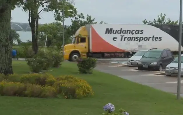 Mais um caminhão de mudança é visto no Palácio da Alvorada, em Brasília