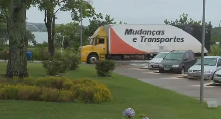 Mais um caminhão de mudança é visto no Palácio da Alvorada, em Brasília
