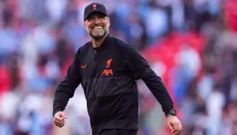 Mané faz dois, Liverpool ganha na casa do City e vai decidir a Copa da Inglaterra