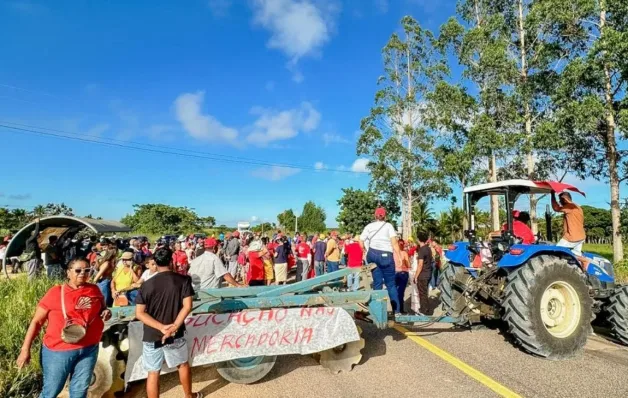 Manifestação do MST em Mucuri interrompe tráfego e provoca discussão sobre serviços já prestados nos assentamentos