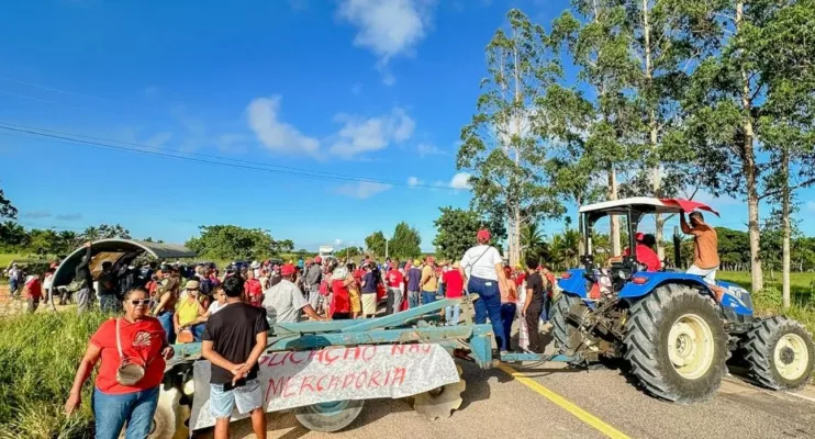 Manifestação do MST em Mucuri interrompe tráfego e provoca discussão sobre serviços já prestados nos assentamentos