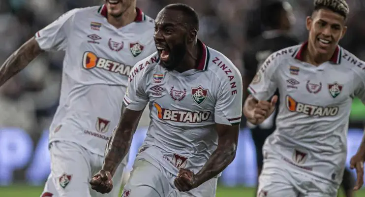 Manoel decide, Fluminense vence o Botafogo e se aproxima do G4