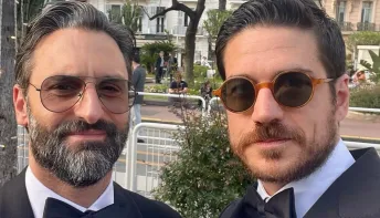 Marco Pigossi se casa com cineasta italiano em cerimônia secreta
