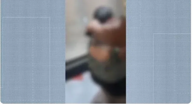 Marido corta cabelo e sobrancelha da mulher por ciúmes e ainda pede para gravar a ação
