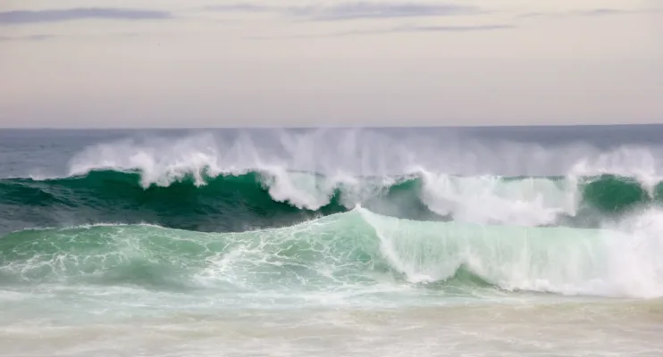 Marinha alerta para ondas de até 3 metros no litoral de SP e ES