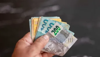 Massa salarial alcança patamar anual recorde no trimestre até novembro de 2023, diz IBGE