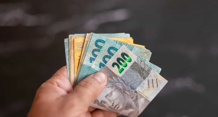 Massa salarial alcança patamar anual recorde no trimestre até novembro de 2023, diz IBGE