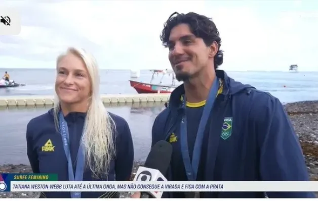 Medalhistas olímpicos, Tati e Medina dançam no Taiti: "Dia especial para o surfe brasileiro"