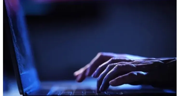 Médico investigado por gravar pacientes e armazenar pornografia infantil é preso