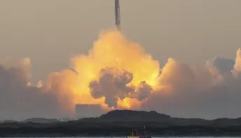 Mega foguete de Elon Musk volta a explodir minutos depois do lançamento