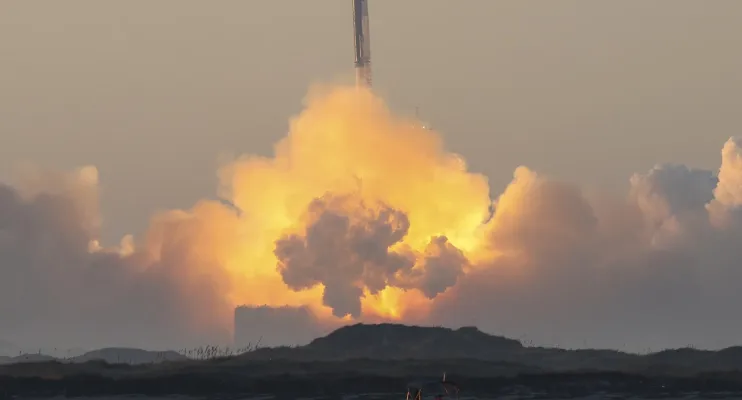 Mega foguete de Elon Musk volta a explodir minutos depois do lançamento
