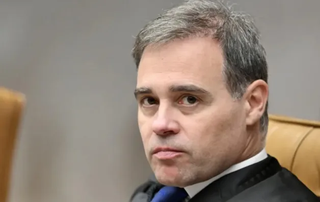 Mendonça vira peça-chave no embate entre Flávio e Michelle