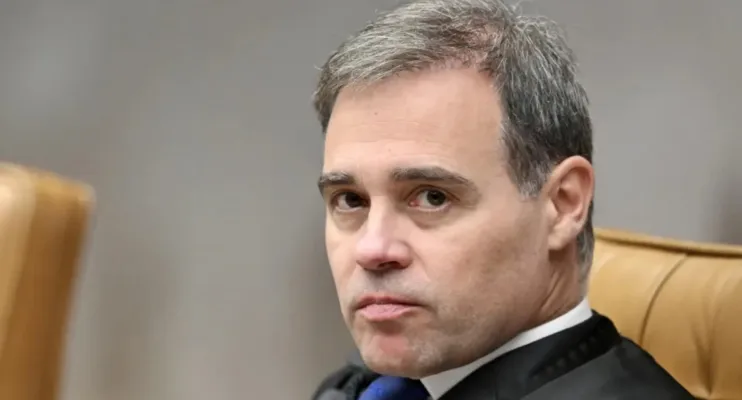 Mendonça vira peça-chave no embate entre Flávio e Michelle