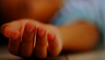 Menina de 1 ano e 8 meses morre atropelada acidentalmente pelo pai na garagem de casa