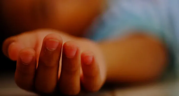 Menina de 1 ano e 8 meses morre atropelada acidentalmente pelo pai na garagem de casa