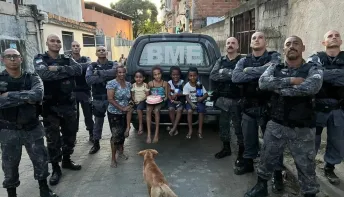 Menina de 10 anos ganha bolo e parabéns de policiais de batalhão especial do ES