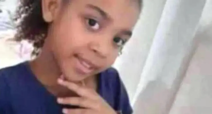 Menina de 10 anos morre baleada enquanto brincava na porta de casa